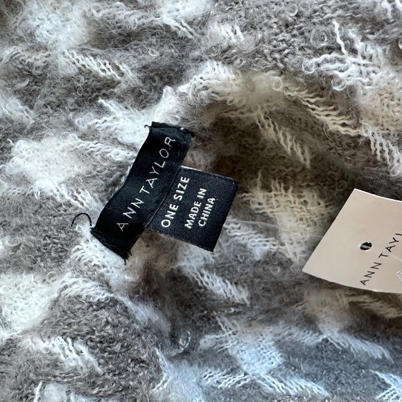 Ann Taylor cape grey white  textured houndstooth knit pattern one size NWT - Picture 11 of 12